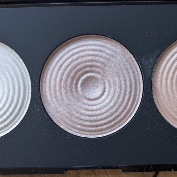 Makeup Revolution Beyond Radiance Highlighter Palette - Picture 2 of 4